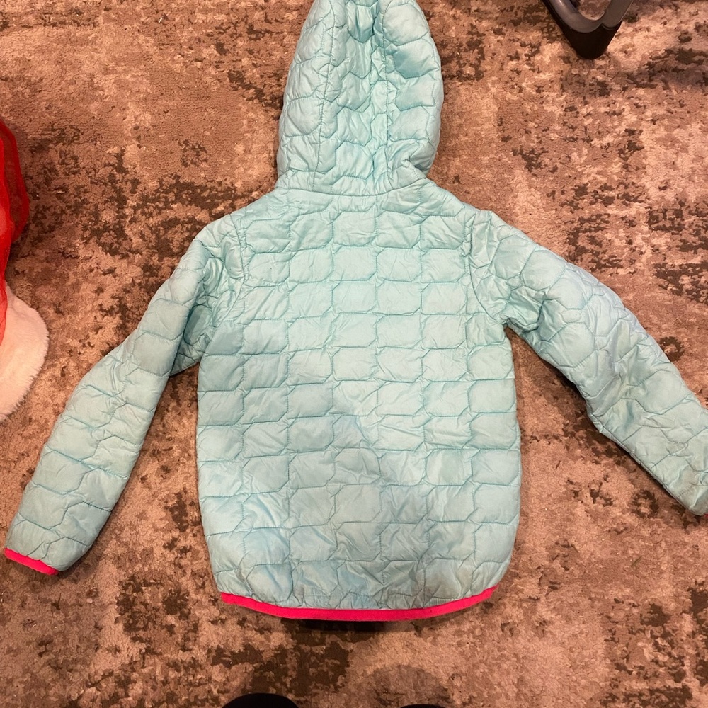 North face girls teal coat size 5. Good condition but staining throughout.